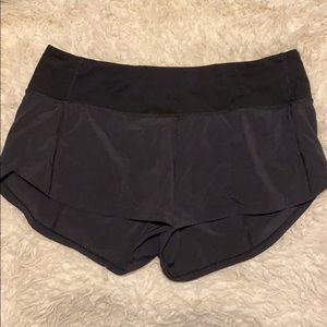 lulu lemon 2.5 inch black shorts